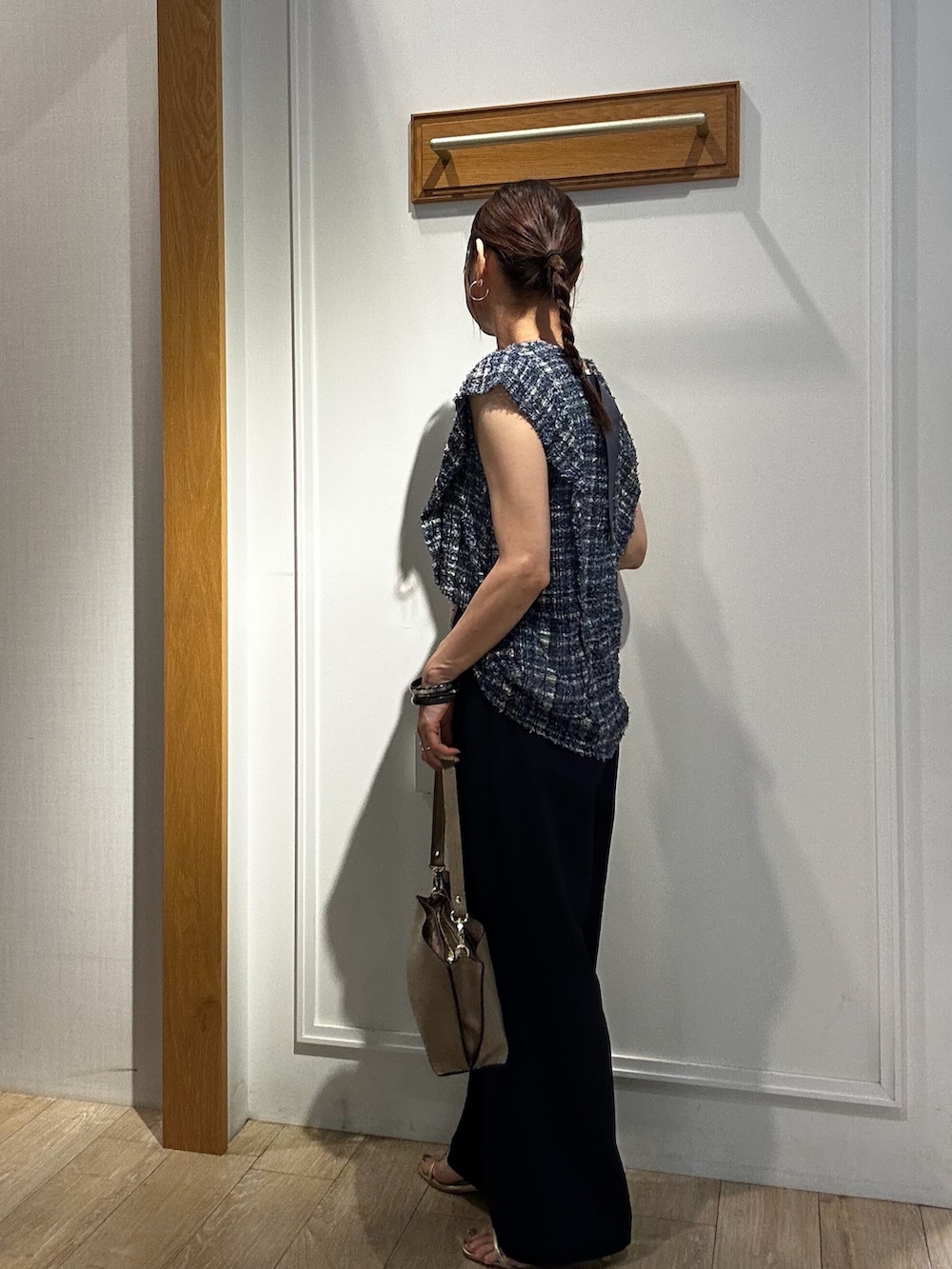 ブルー系のシャツ/ブラウス、ブルー系のその他パンツ、ベージュ系のショルダーバッグを着用したレディースの夏コーディネートの4枚目の写真