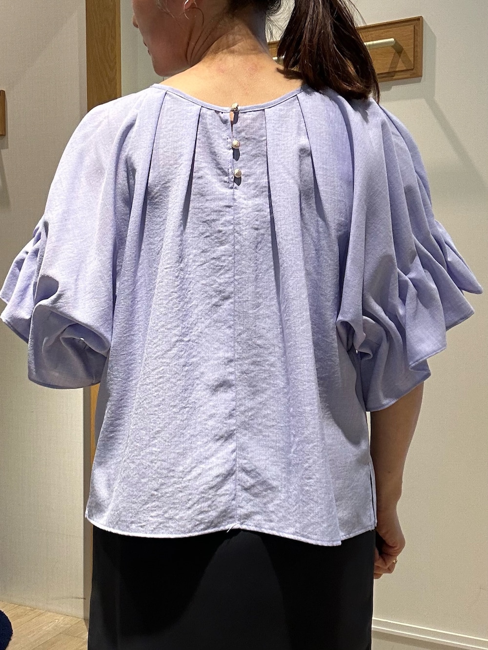 「キレイめ、シアートップス、低身長女子、初春コーデ、通勤コーデ、お仕事コーデ、きれいめコーデ、低身長コーデ、40代ファッション、40代、タイトスカート、タイトスカートコーデ、ブラウスコーデ、ブラウス×スカート、お仕事スタイル」｜「MICO COULIERのサップ2WAYブラウス（シャツ/ブラウス、パープル系）」を使った、daimonさん（骨格ナチュラル・レディース・154cm）の春コーディネートの9枚目の写真