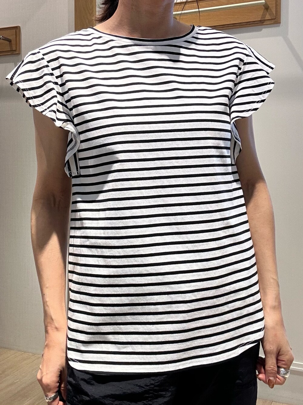 ブラック系のTシャツ/カットソー、グリーン系のワンピースを着用したレディースの夏コーディネートの8枚目の写真