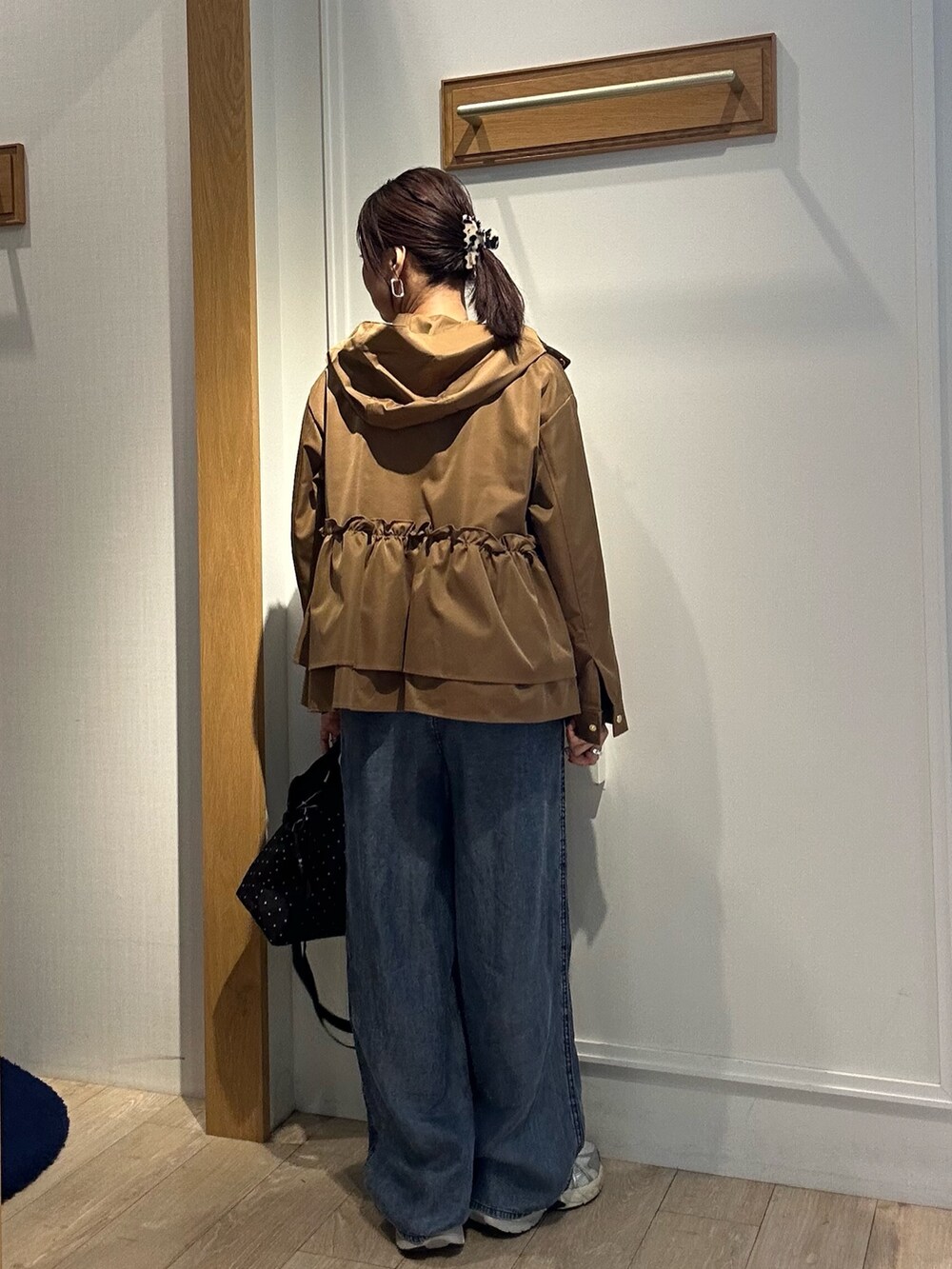 グレー系のTシャツ/カットソー、ブルー系のデニムパンツ、ブラウン系のブルゾンを着用したレディースの秋コーディネートの9枚目の写真