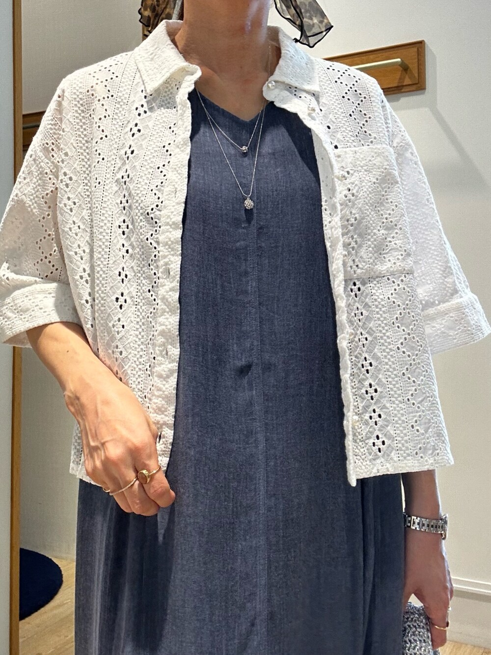ホワイト系のシャツ/ブラウス、ブルー系のワンピース、シルバー系のトートバッグを着用したレディースの春コーディネートの5枚目の写真