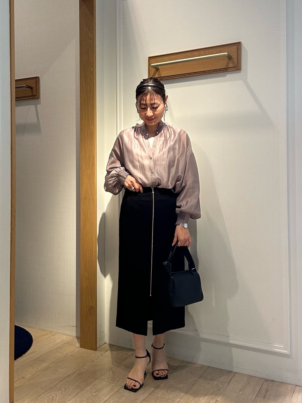 ホワイト系のTシャツ/カットソー、ブラック系のスカートを着用したレディースの春コーディネートの4枚目の写真