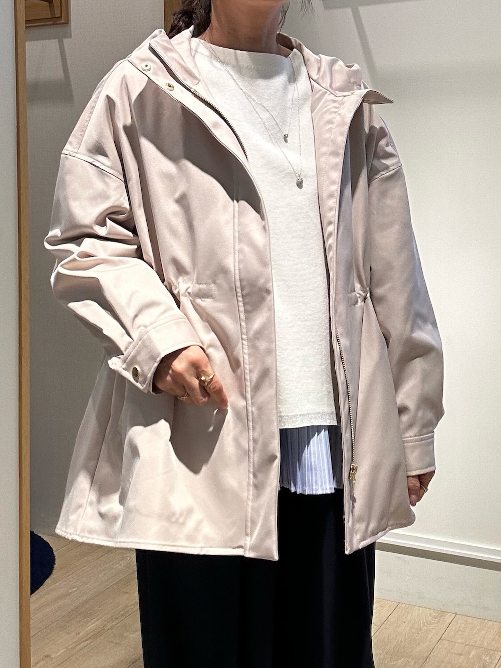 ブラック系のバッグ、ベージュ系のブルゾン、ホワイト系のニット/セーターを着用したレディースの春コーディネートの5枚目の写真