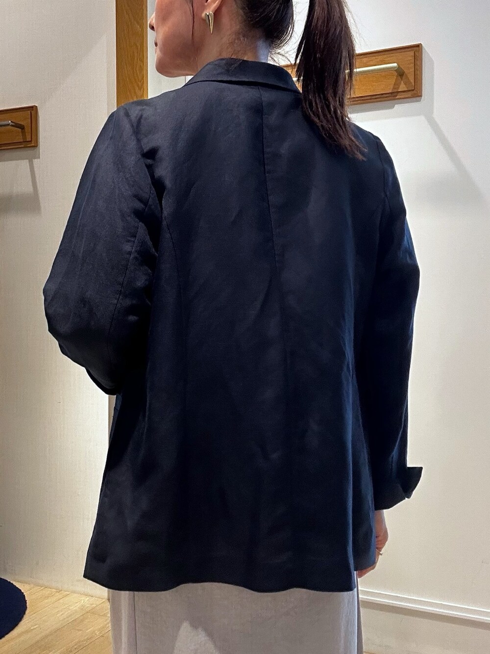 ブルー系のシャツ/ブラウス、ブルー系のテーラードジャケット、グレー系のスカートを着用したレディースの春コーディネートの7枚目の写真