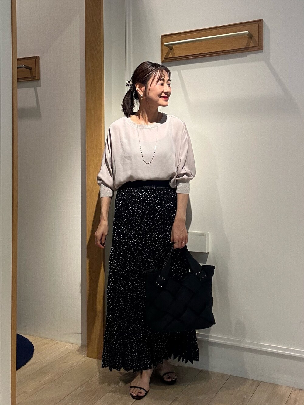 ブラック系のスカート、ベージュ系のシャツ/ブラウス、ブラック系のサンダルを着用したレディースの夏コーディネートの4枚目の写真
