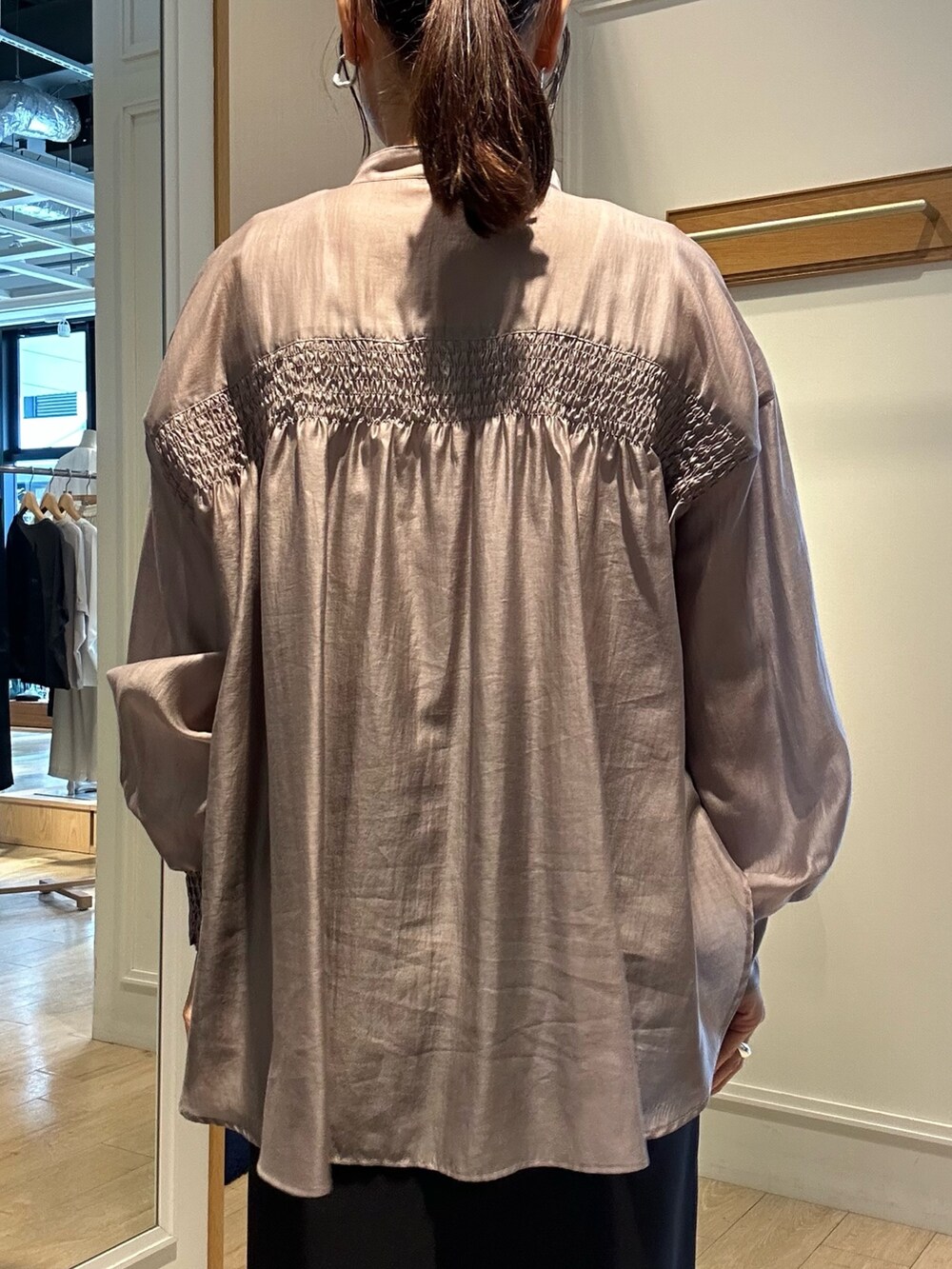 ホワイト系のTシャツ/カットソー、ブラック系のスカートを着用したレディースの春コーディネートの9枚目の写真