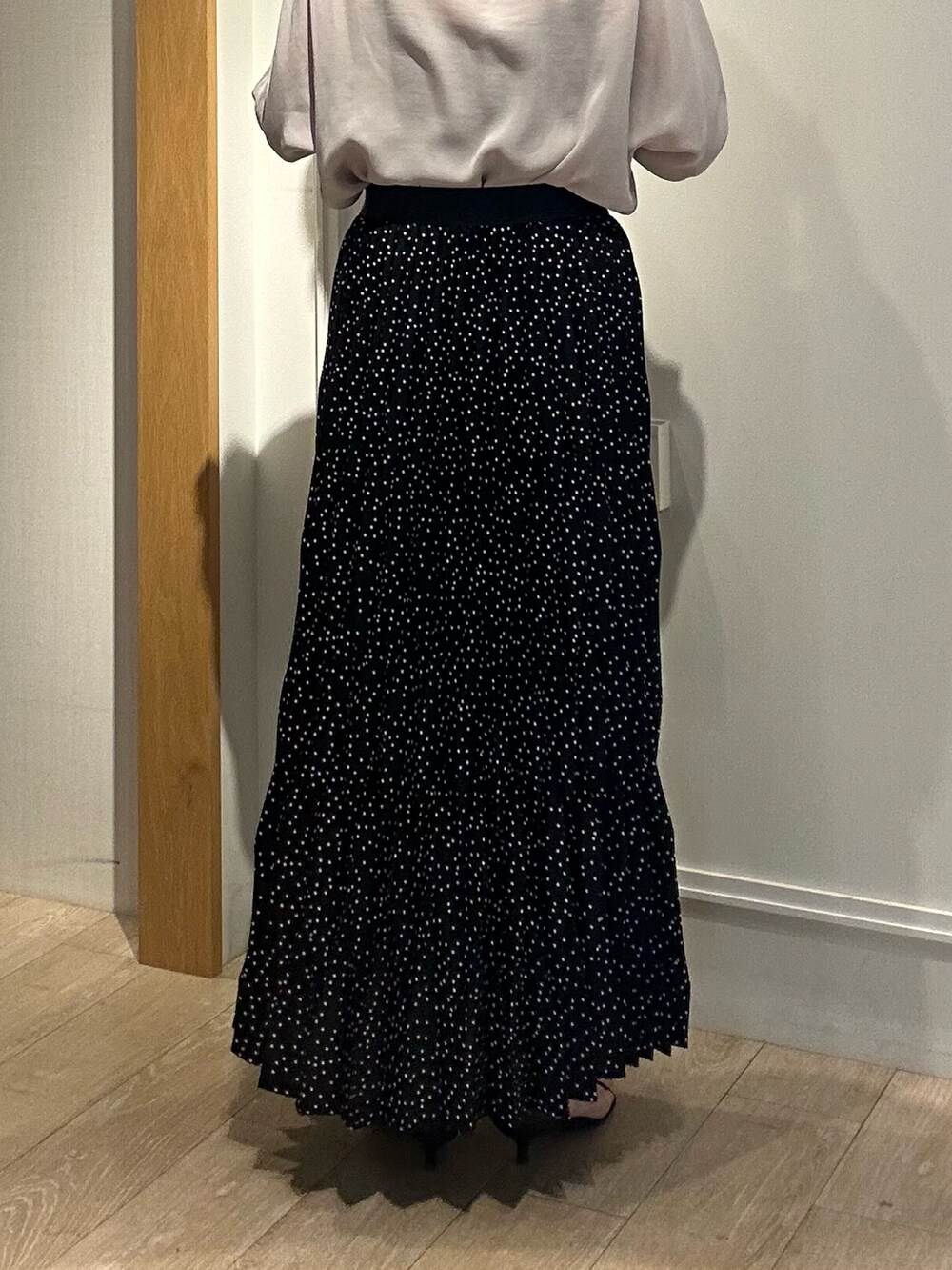 ブラック系のスカート、ベージュ系のシャツ/ブラウス、ブラック系のサンダルを着用したレディースの夏コーディネートの10枚目の写真