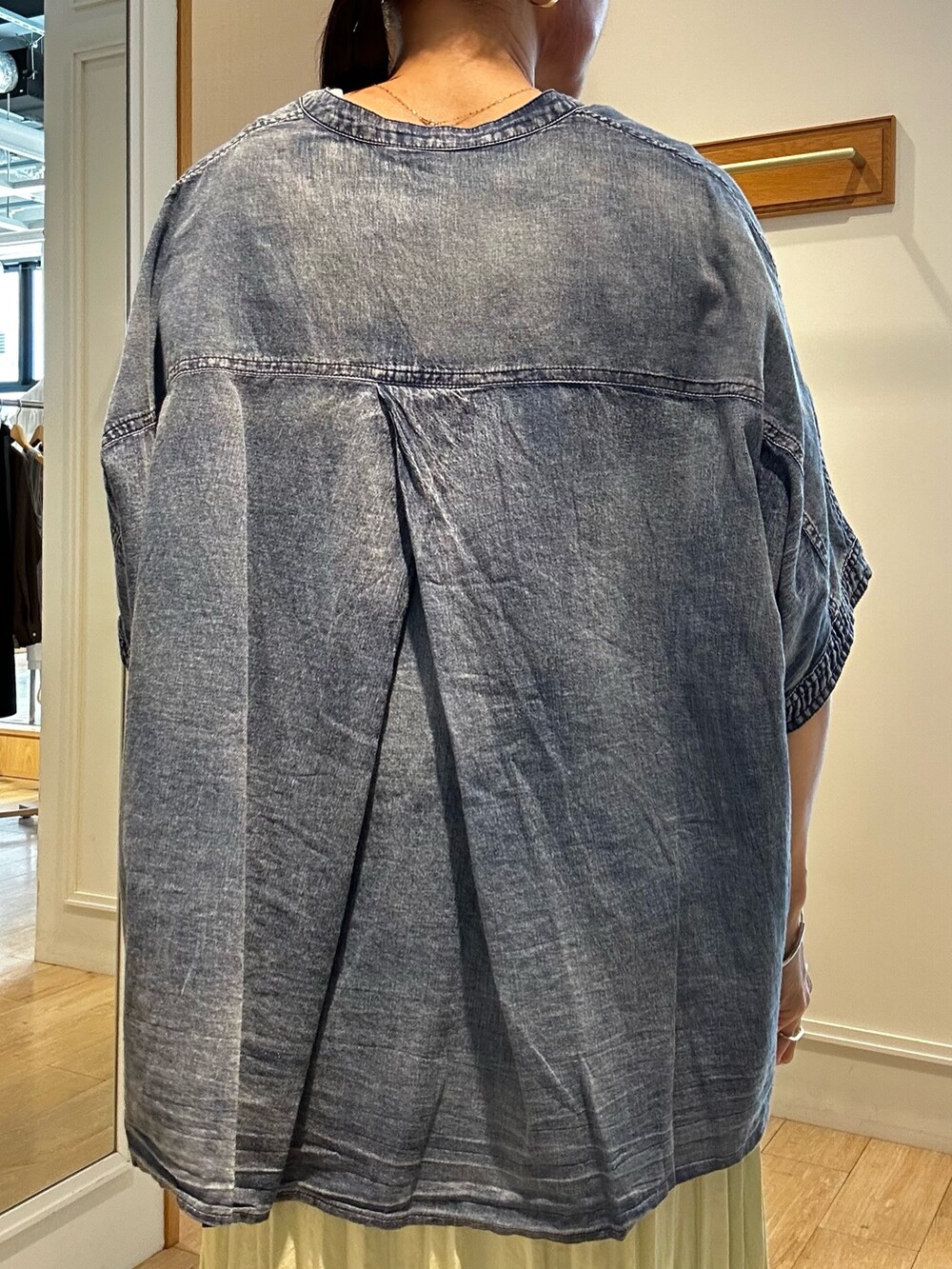 ホワイト系のTシャツ/カットソー、ブルー系のシャツ/ブラウス、イエロー系のスカートを着用したレディースの夏コーディネートの8枚目の写真