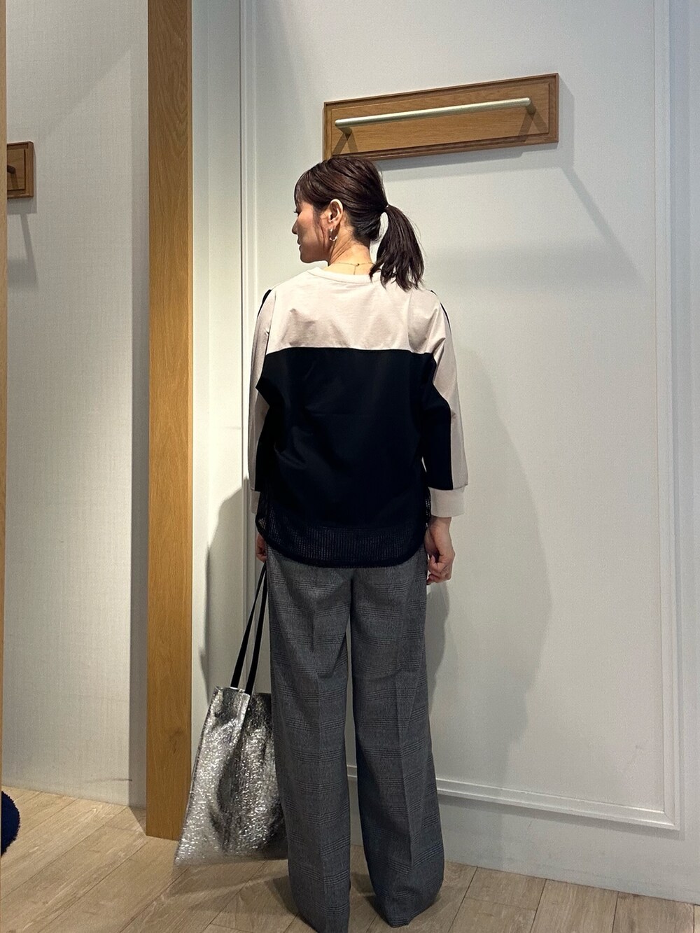 ベージュ系のTシャツ/カットソー、グレー系のその他パンツ、ブラック系のサンダルを着用したレディースの秋コーディネートの2枚目の写真