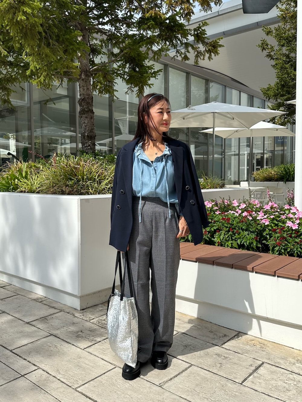 「チェック、秋服準備はじめました、きれいめカジュアル、シンプルコーデ、お出かけコーデ、デニム、秋コーデ、ジャケット、秋のコーデ、大人ファッション、オトナカジュアル、低身長コーデ、低身長女子、150cm台コーデ、デニムシャツ」｜「MICO COULIERのライトデニムフリルブラウス（シャツ/ブラウス、ブルー系）」を使った、daimonさん（レディース・154cm）の秋コーディネートの9枚目の写真