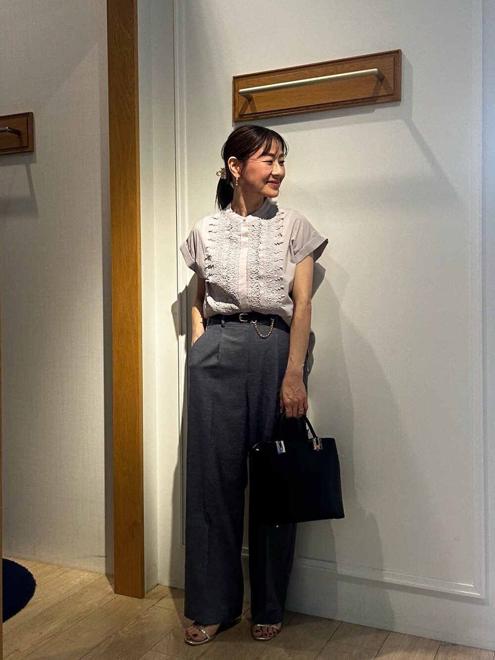 イエロー系のダウンジャケット/コート、ベージュ系のシャツ/ブラウス、ブルー系のその他パンツを着用したレディースの夏コーディネートの2枚目の写真