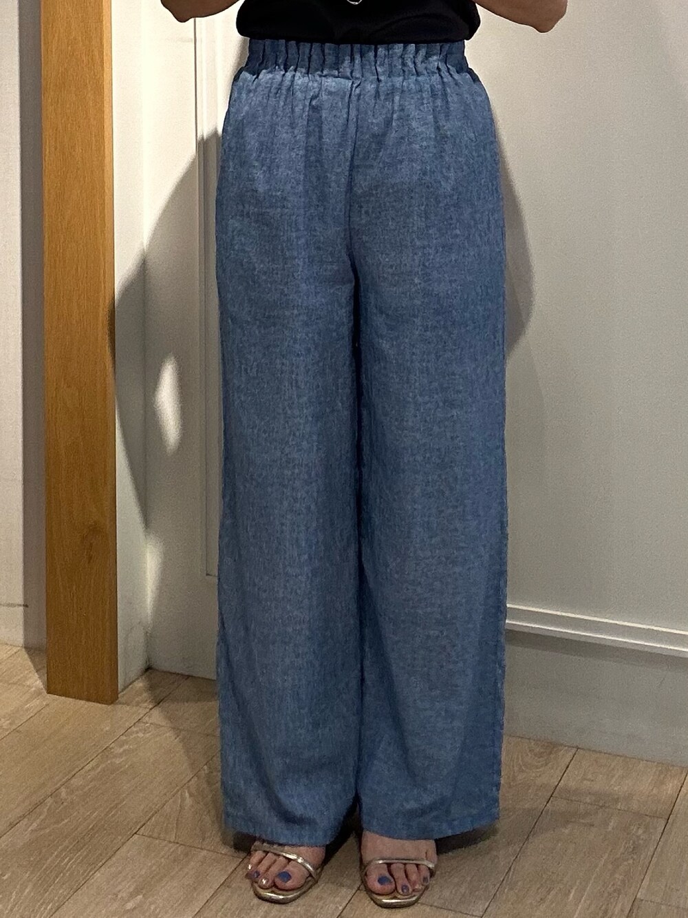 グレー系のワンピース、ブルー系のその他パンツ、グレー系のTシャツ/カットソーを着用したレディースの夏コーディネートの7枚目の写真