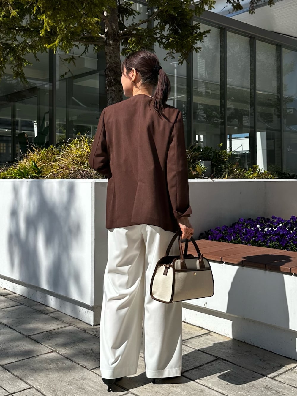 ブラウン系のノーカラージャケット、ブルー系のシャツ/ブラウス、ホワイト系のその他パンツを着用したレディースの春コーディネートの4枚目の写真