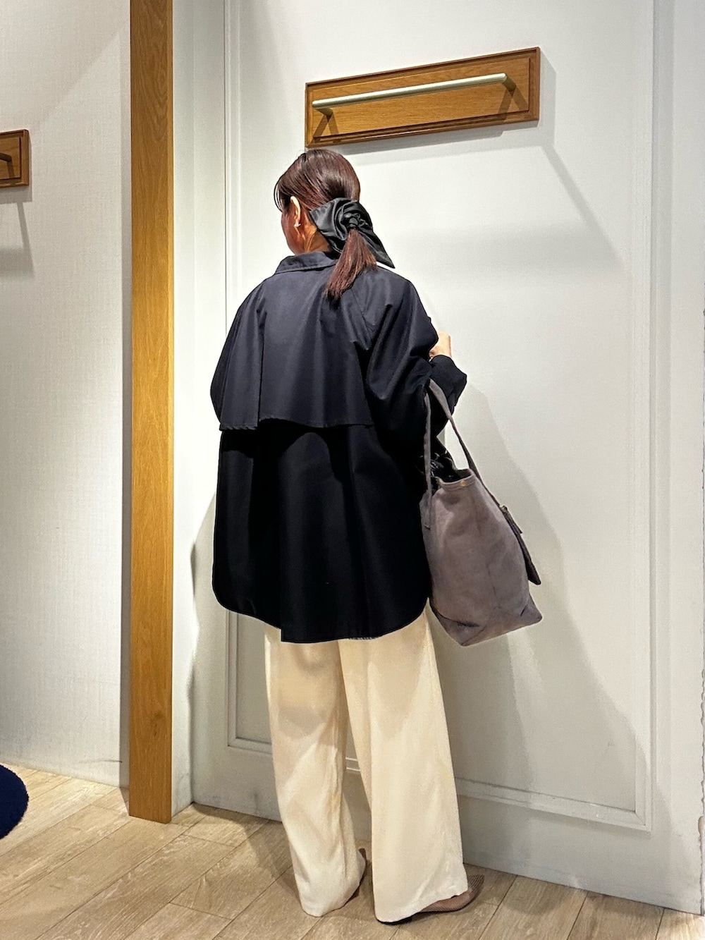 ブルー系のその他アウター、ブラウン系のトートバッグ、ブルー系のシャツ/ブラウスを着用したレディースの春コーディネートの4枚目の写真