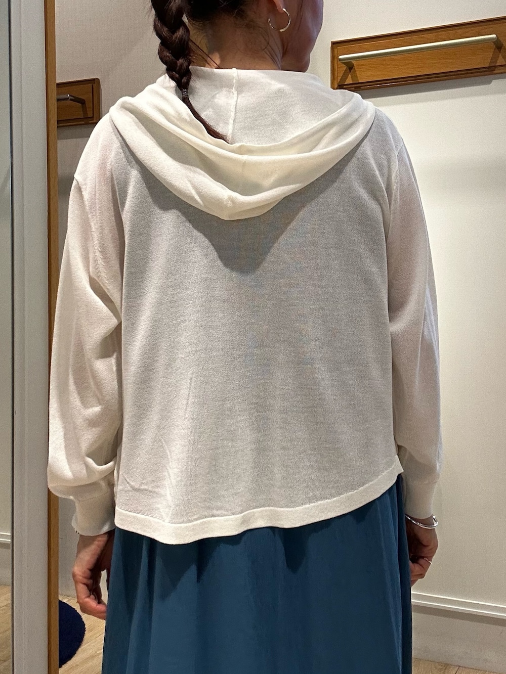 ブルー系のワンピース、ブルー系のカーディガン/ボレロ、シルバー系のトートバッグを着用したレディースの春コーディネートの7枚目の写真