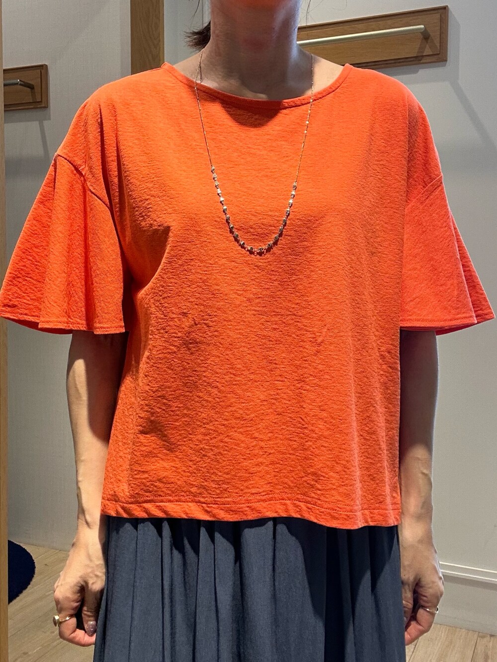 オレンジ系のTシャツ/カットソー、ブルー系のその他パンツを着用したレディースの夏コーディネートの9枚目の写真