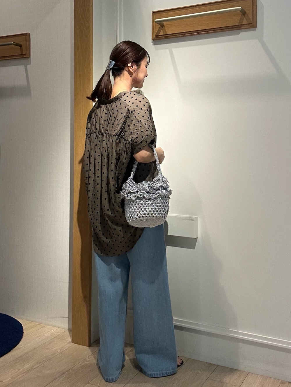 「大人カジュアル、最近のいい感じコーデ、今日のコーデ、オトナカジュアル、ラフコーデ、大人コーデ、パンツスタイル、低身長女子、春ファッション、スニーカーコーデ、バギーデニム、バギー、ドット柄、ドットシャツ、低身長コーデ」|「MICO COULIERのラメテレコタンクトップ(Tシャツ/カットソー、ホワイト系)」を使った、daimonさん(骨格ナチュラル・レディース・154cm)の春コーディネートの6枚目の写真