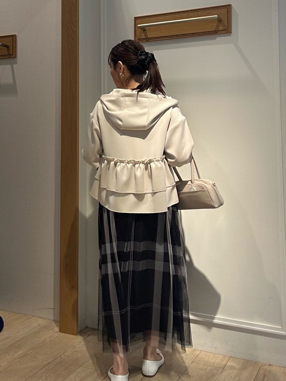 ホワイト系のTシャツ/カットソー、グレー系のスカート、ベージュ系のブルゾンを着用したレディースの冬コーディネートの3枚目の写真