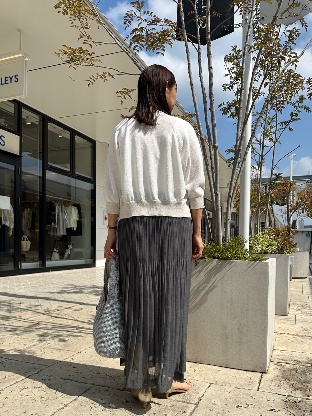 「大人カジュアル、休日スタイル、デートコーデ、春ファッション、カジュアルスタイル、シンプルスタイル、春、大人可愛い、低身長女子、オトナカワイイ、40代ファッション、スカートスタイル、低身長コーデ、スカートコーデ、カーディガンコーデ」｜「NOLLEY'S LIGHTの和紙混クルーネックカーディガン（カーディガン/ボレロ、ホワイト系）」を使った、daimonさん（骨格ナチュラル・レディース・154cm）の春コーディネートの3枚目の写真