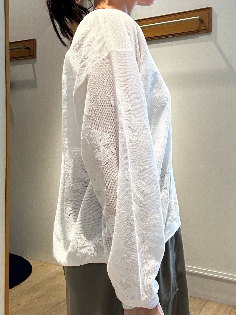 ホワイト系のニット/セーター、ホワイト系のTシャツ/カットソー、グリーン系のスカートを着用したレディースの春コーディネートの6枚目の写真