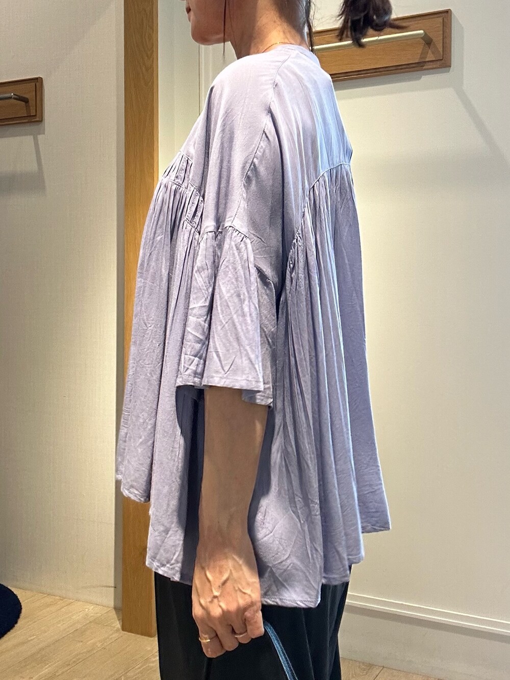 ブラック系のTシャツ/カットソー、ブラック系のその他パンツ、ブルー系のシャツ/ブラウスを着用したレディースの夏コーディネートの8枚目の写真