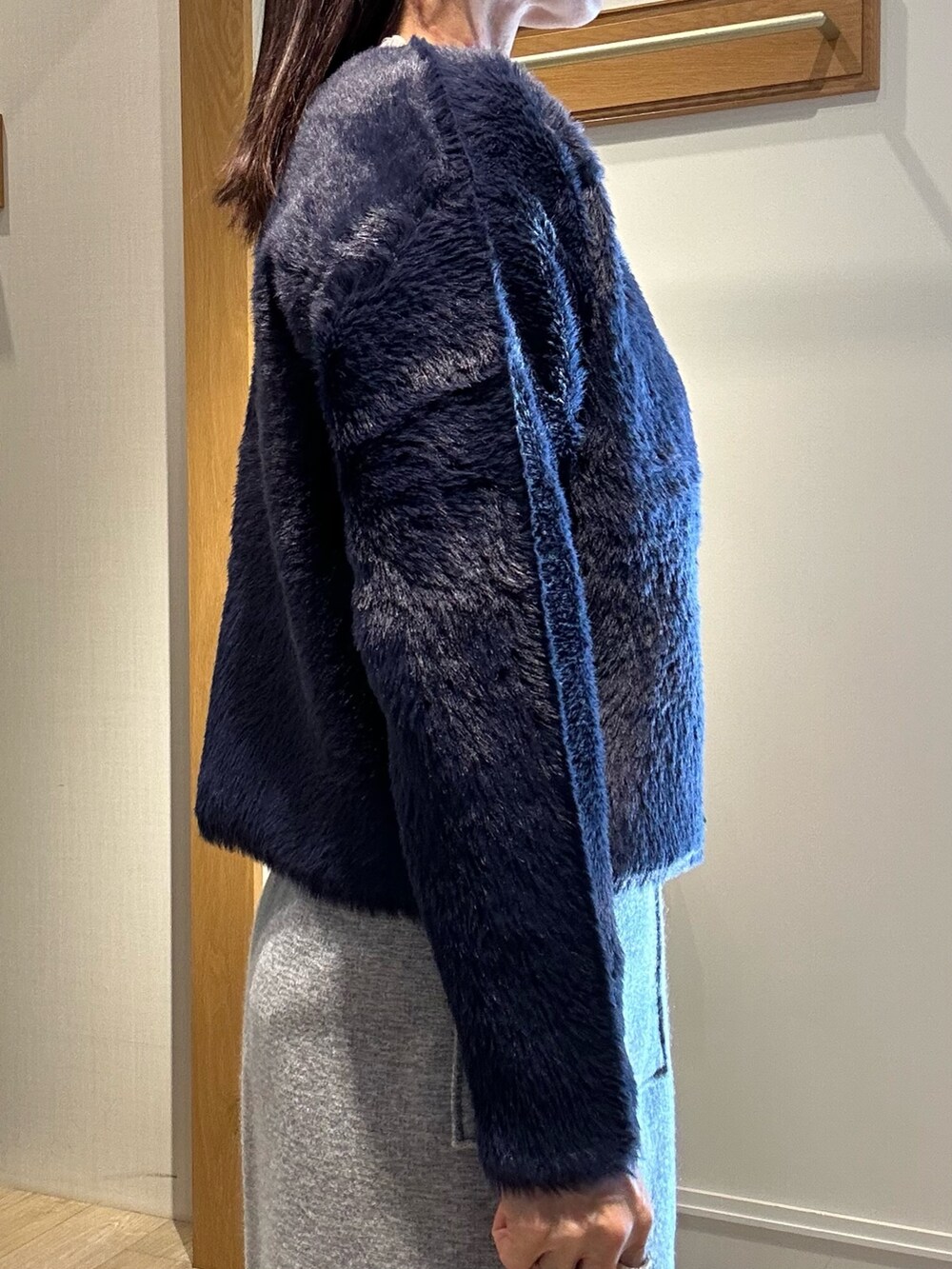 ブルー系のニット/セーター、パープル系のスカート、ホワイト系のニット/セーターを着用したレディースの冬コーディネートの8枚目の写真