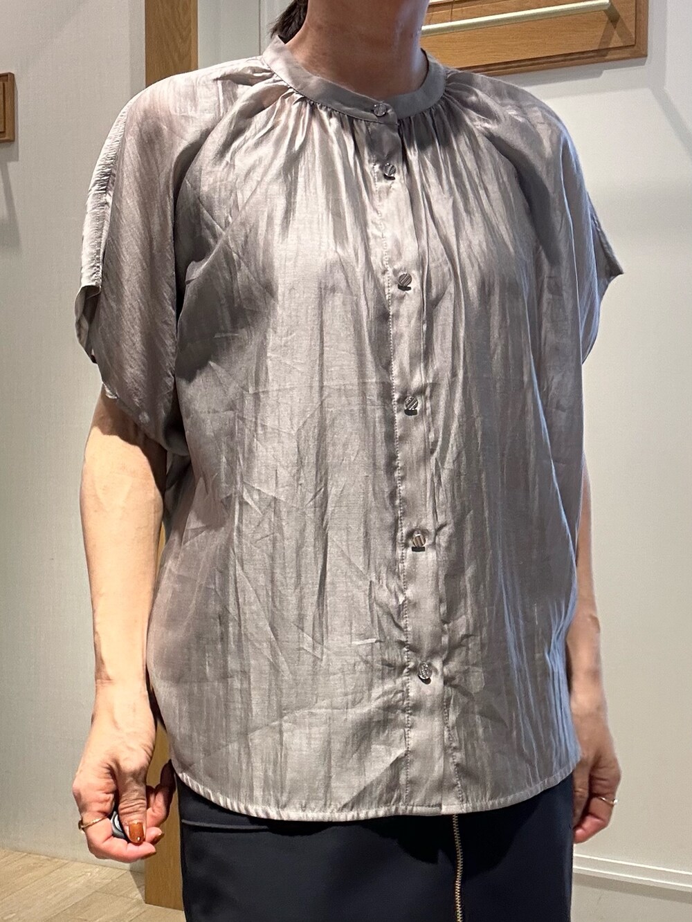 ベージュ系のシャツ/ブラウス、ブルー系のスカート、ベージュ系のシューズを着用したレディースの春コーディネートの4枚目の写真