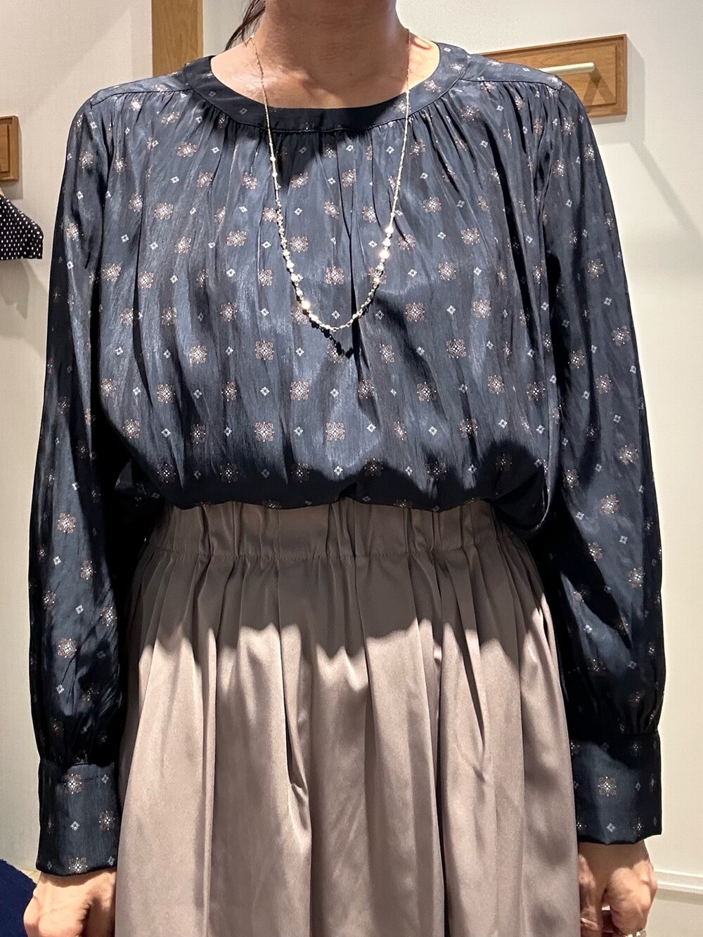 ブラウン系のスカート、ブルー系のシャツ/ブラウス、ブラウン系のトートバッグを着用したレディースの秋コーディネートの5枚目の写真