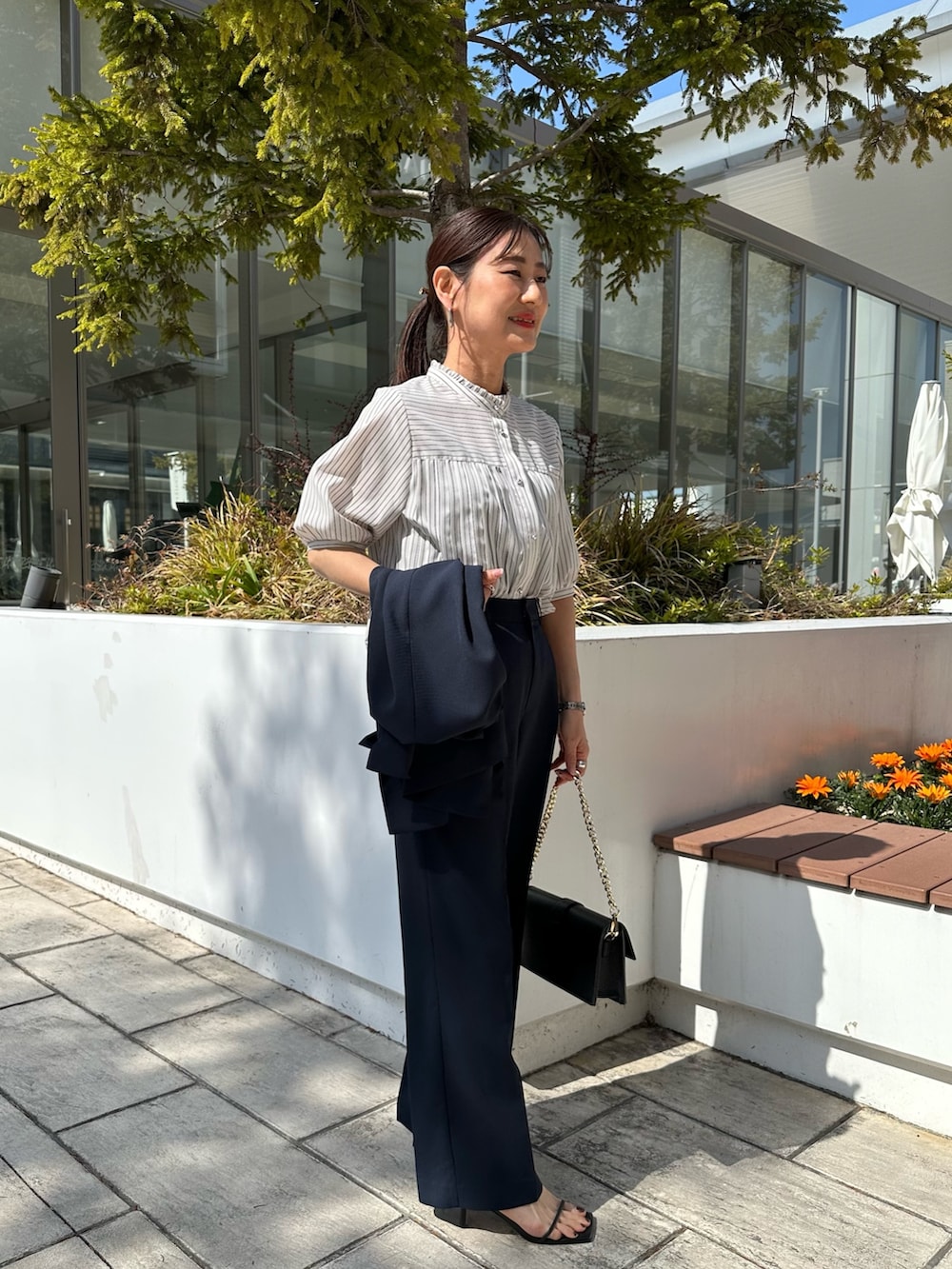 「春めき満開コーデ、春服、ワントーンコーデ、低身長コーデ、低身長女子、40代ファッション、セットアップ、セットアップスタイル、セットアップコーデ、ネイビーコーデ、ネイビージャケット、ＵＶカット、お仕事、お仕事コーデ、パンツスーツ」｜「MICO COULIERのジョーゼットプリーツブラウス（シャツ/ブラウス、ホワイト系）」を使った、daimonさん（骨格ナチュラル・レディース・154cm）の春コーディネートの10枚目の写真