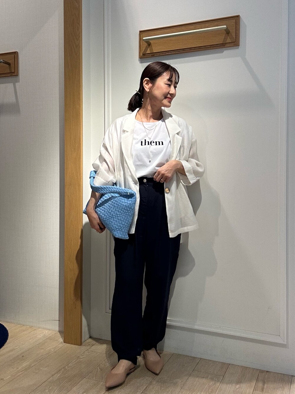 ホワイト系のTシャツ/カットソー、ホワイト系のテーラードジャケット、ブルー系のその他パンツを着用したレディースの春コーディネートの5枚目の写真