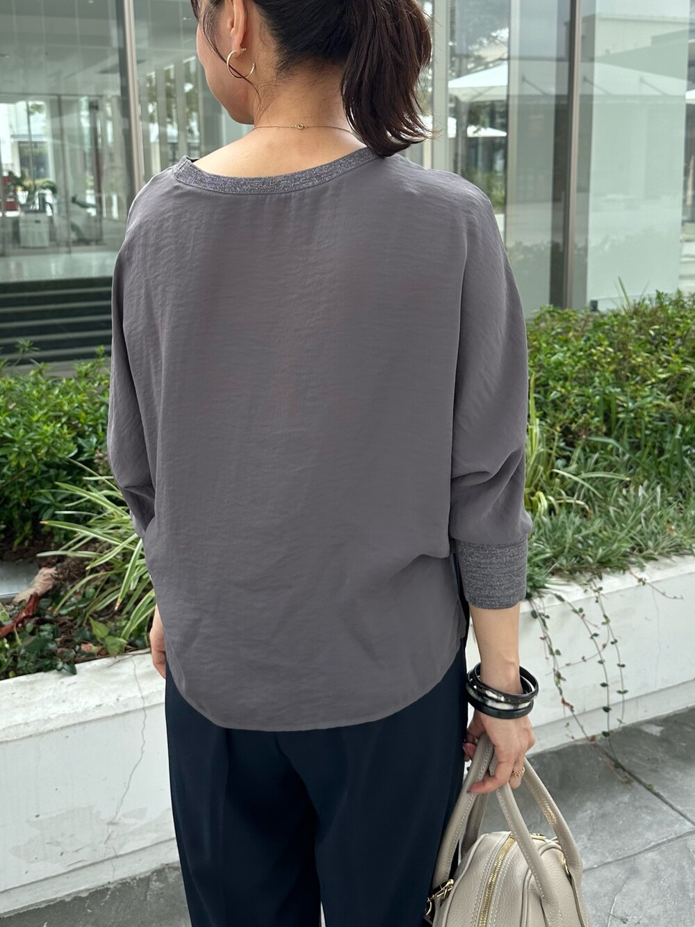 グレー系のシャツ/ブラウス、ブルー系のその他パンツ、ベージュ系のボストンバッグを着用したレディースの夏コーディネートの8枚目の写真