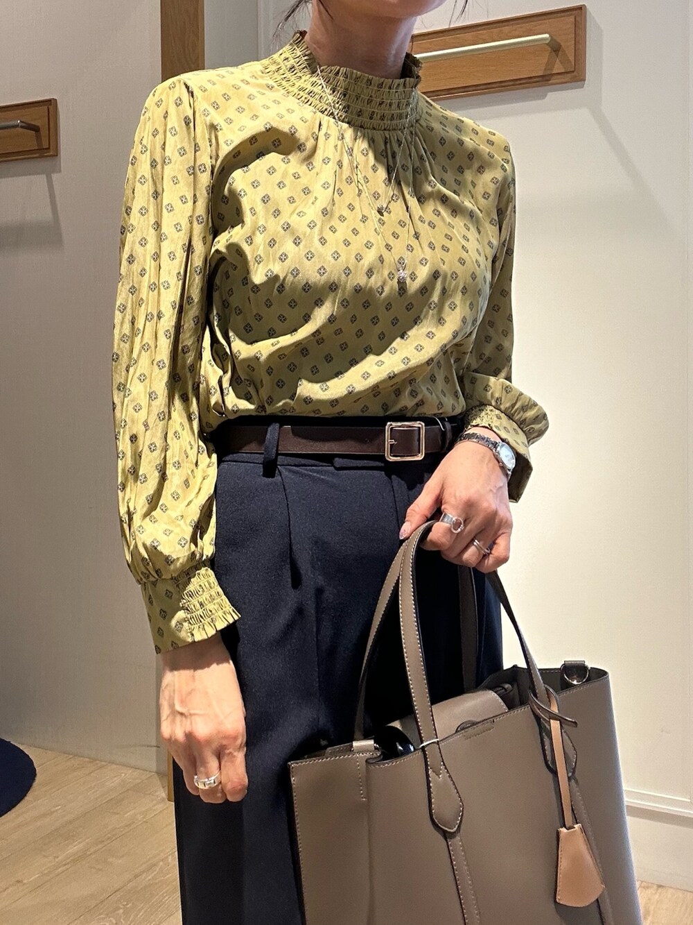 「ジャケット、春コーデ、パンツコーデ、お出かけコーデ、春服、大人女子、はるコーデ、スーツ、スーツスタイル、スーツコーデ、セットアップ、セットアップスタイル、低身長コーデ、低身長、低身長女子」｜「MICO COULIERのフラワープロバンスプリントブラウス（シャツ/ブラウス、イエロー系）」を使った、daimonさん（骨格ナチュラル・レディース・154cm）の春コーディネートの4枚目の写真