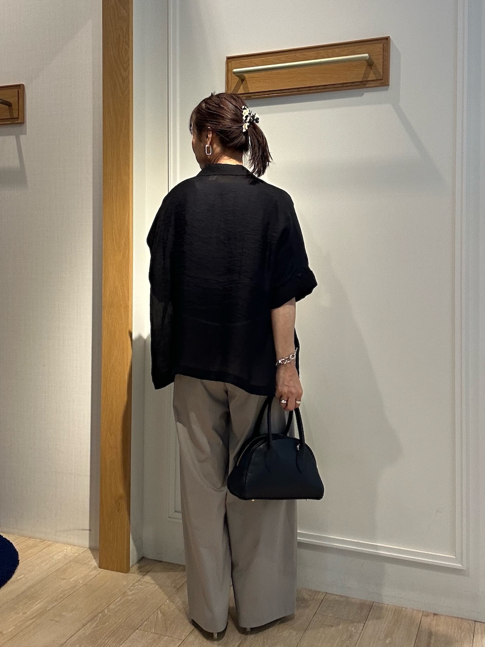 ブラック系のテーラードジャケット、ブルー系のシャツ/ブラウス、ベージュ系のその他パンツを着用したレディースの夏コーディネートの3枚目の写真