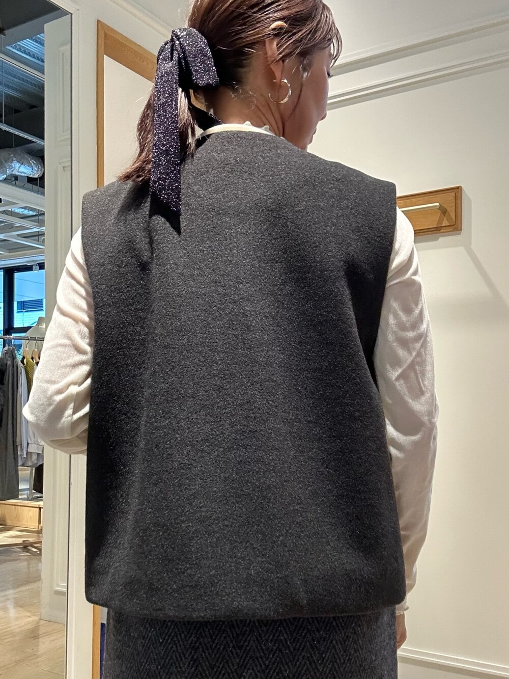 グレー系のブルゾン、ホワイト系のTシャツ/カットソー、グレー系のスカートを着用したレディースの秋コーディネートの8枚目の写真