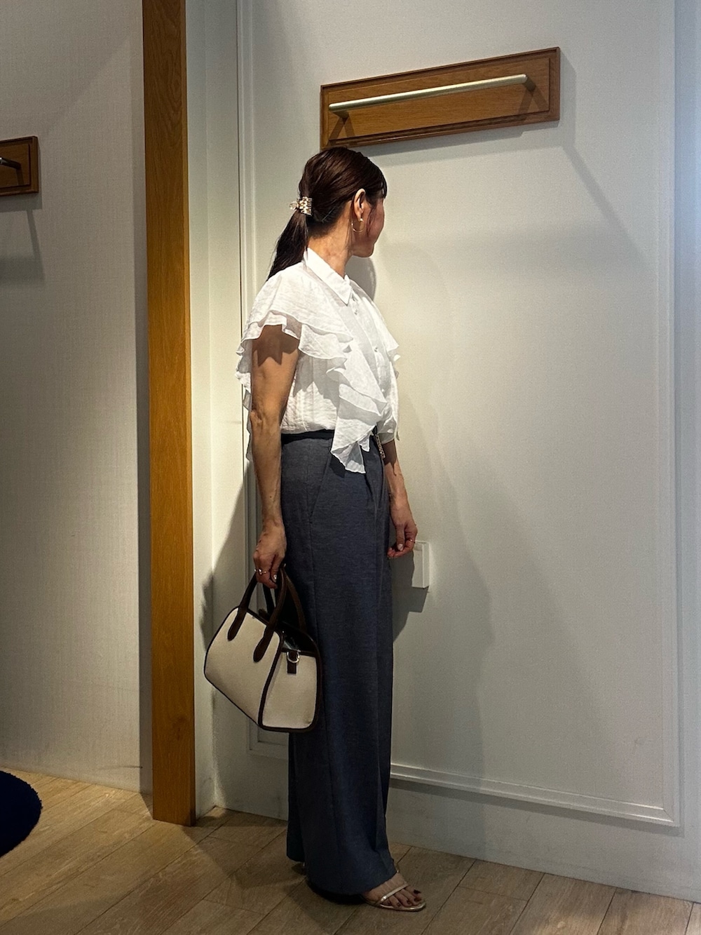 ホワイト系のシャツ/ブラウス、ブルー系のその他パンツ、ベージュ系のテーラードジャケットを着用したレディースの春コーディネートの4枚目の写真