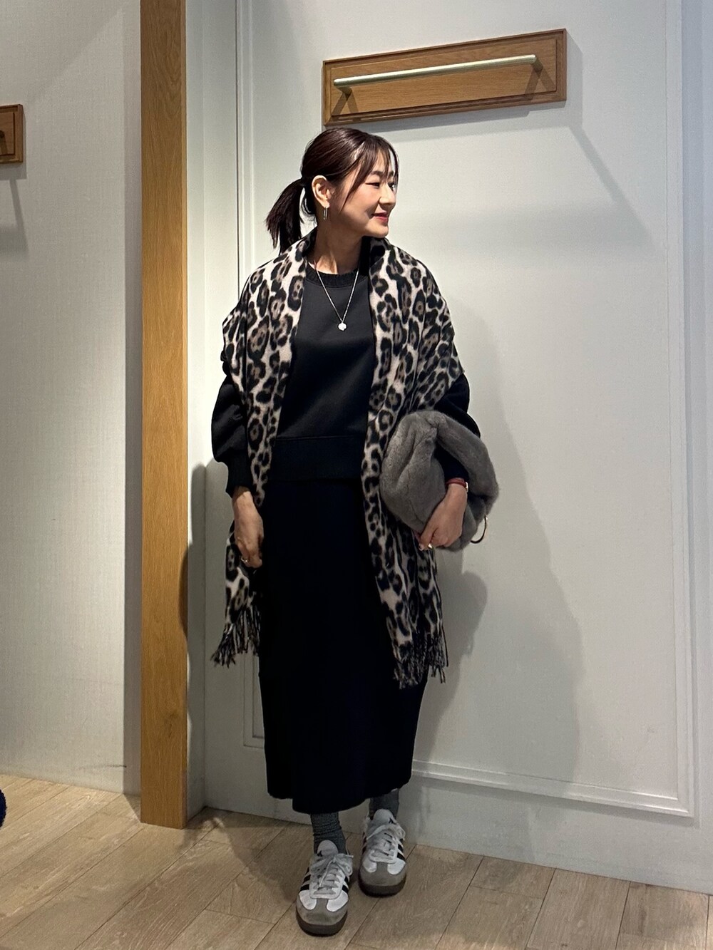 ブラック系のTシャツ/カットソー、ブラック系のスカートを着用したレディースの秋コーディネートの8枚目の写真