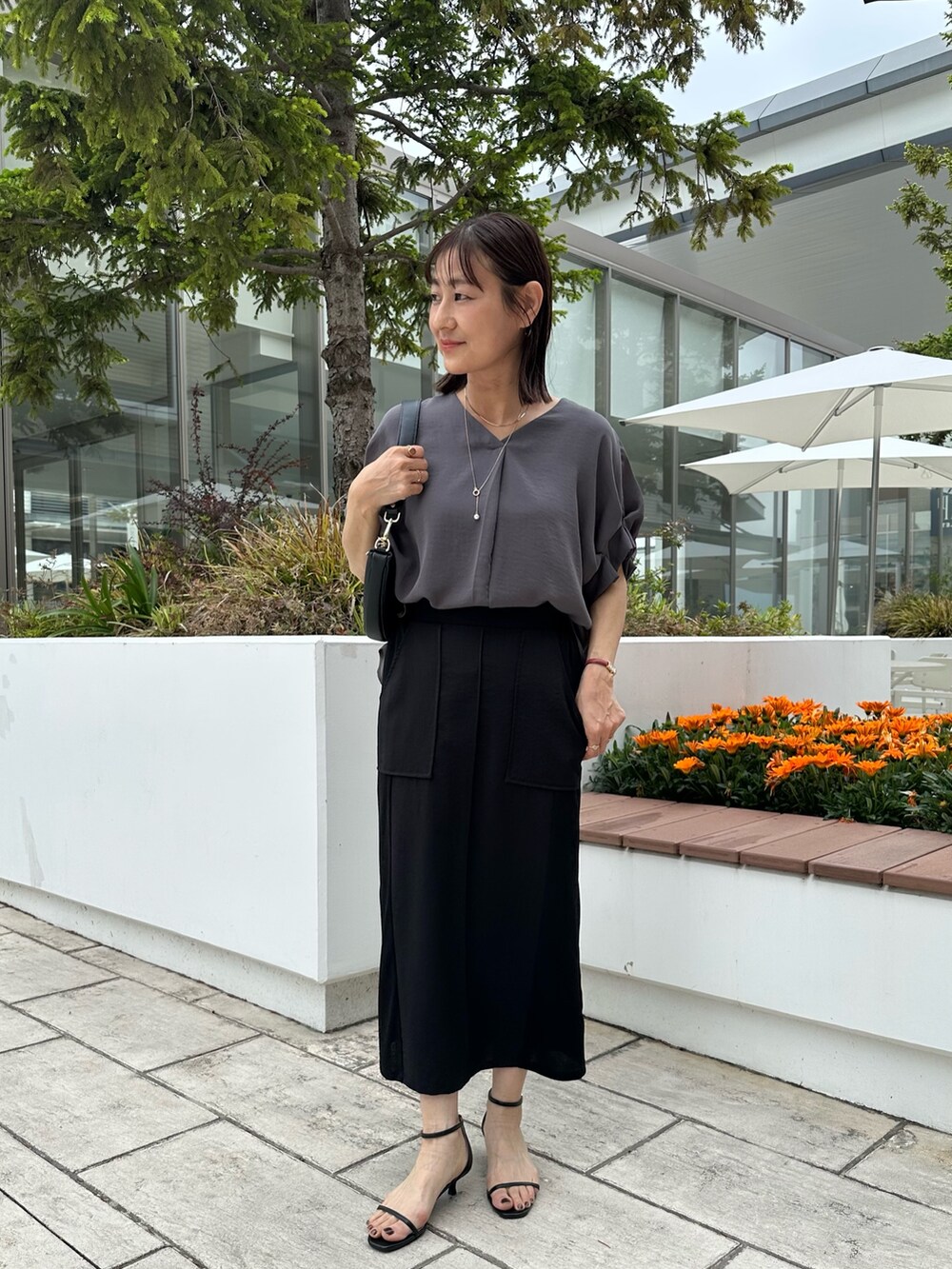 「ショルダーバッグ、サンダル、シャツスタイル、シンプルコーデ、大人女子、楽チンコーデ、オトナカジュアル、オトナカワイイ、最近のいい感じコーデ、きれいめコーデ、低身長コーデ、低身長女子、40代ファッション、スカートスタイル、ブラウスコーデ」｜「MICO COULIERのポリワッシャーカルゼシャツ（シャツ/ブラウス、グレー系）」を使った、daimonさん（レディース・154cm）の春コーディネートの5枚目の写真