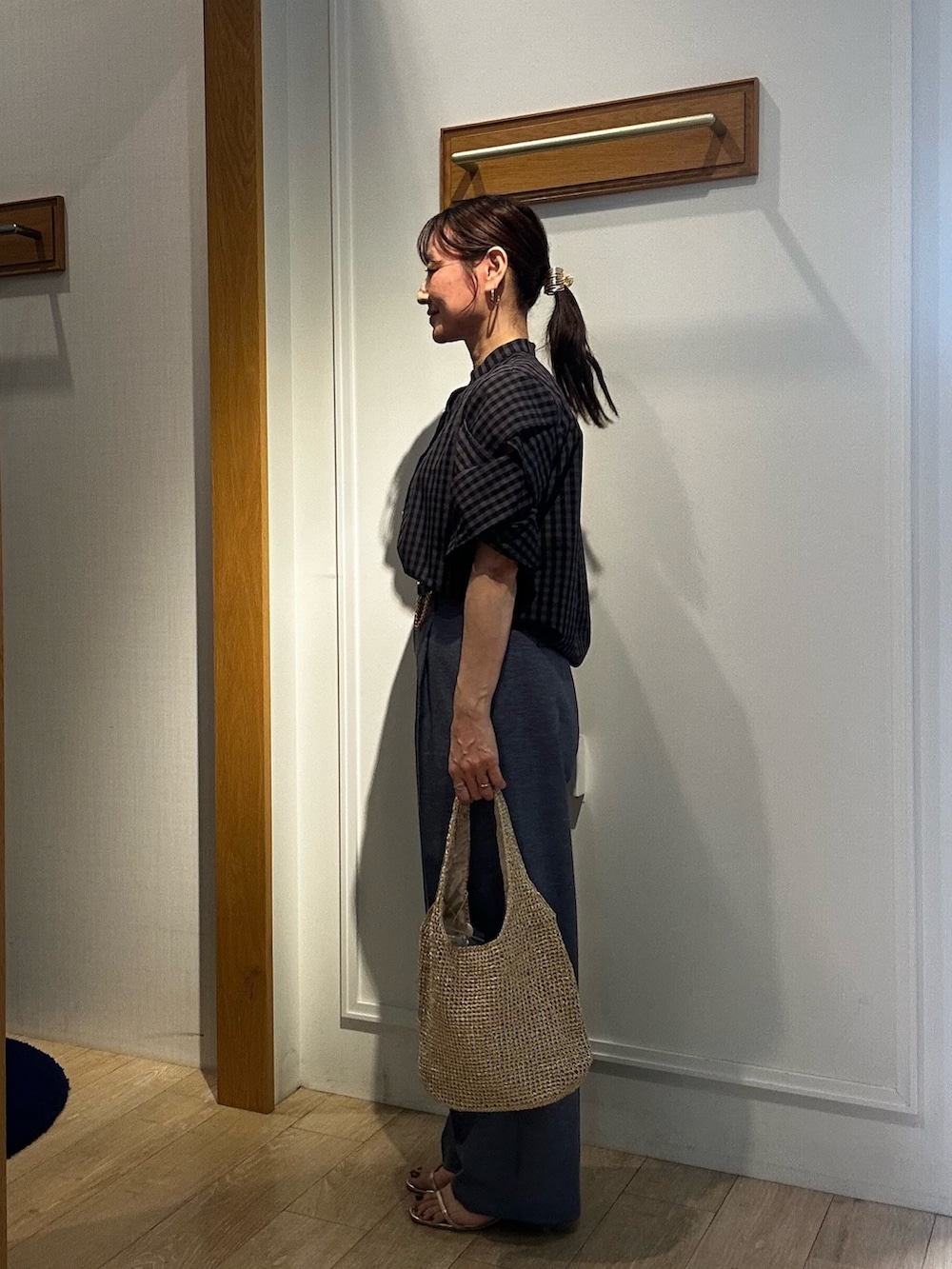 グレー系のシャツ/ブラウス、ゴールド系のトートバッグ、ブルー系のその他パンツを着用したレディースの春コーディネートの5枚目の写真