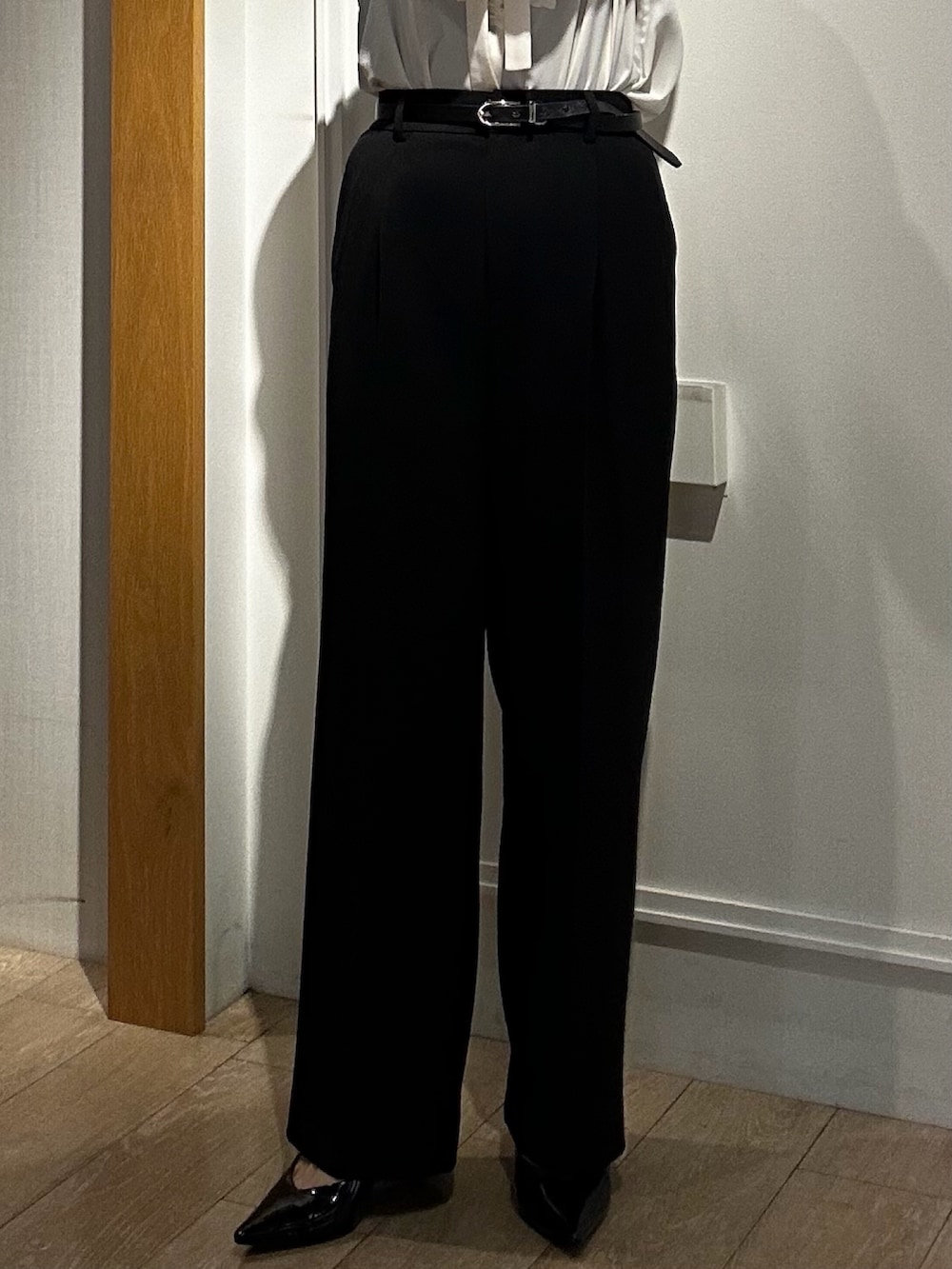 ブラウン系のテーラードジャケット、ブラック系のその他パンツ、ホワイト系のシャツ/ブラウスを着用したレディースの秋コーディネートの10枚目の写真