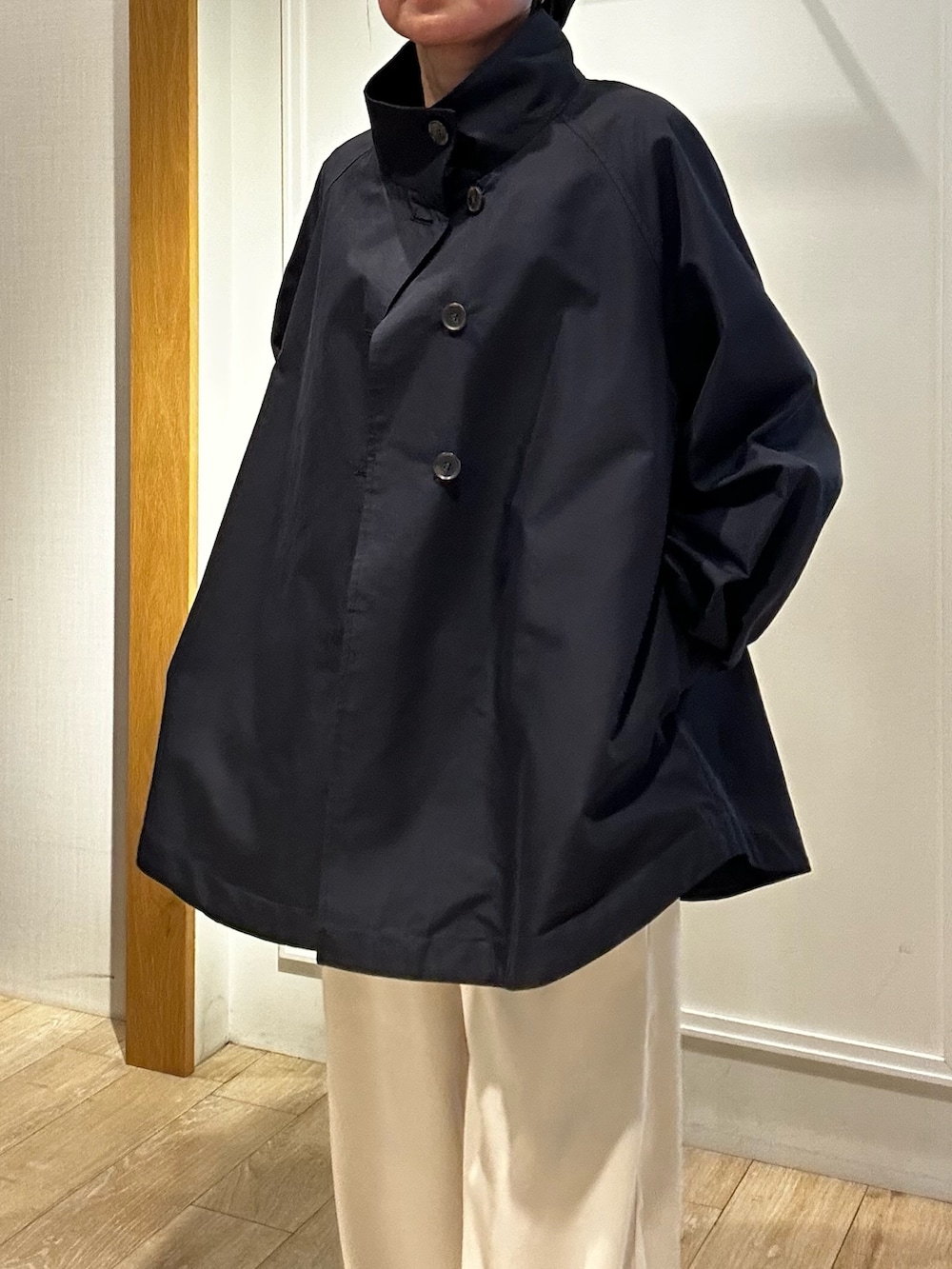 ブルー系のその他アウター、ブラウン系のトートバッグ、ブルー系のシャツ/ブラウスを着用したレディースの春コーディネートの6枚目の写真