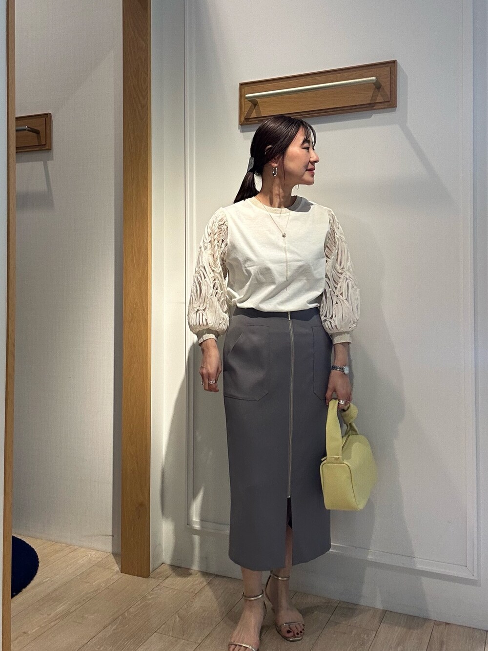 ホワイト系のテーラードジャケット、ホワイト系のTシャツ/カットソー、グレー系のスカートを着用したレディースの春コーディネートの10枚目の写真