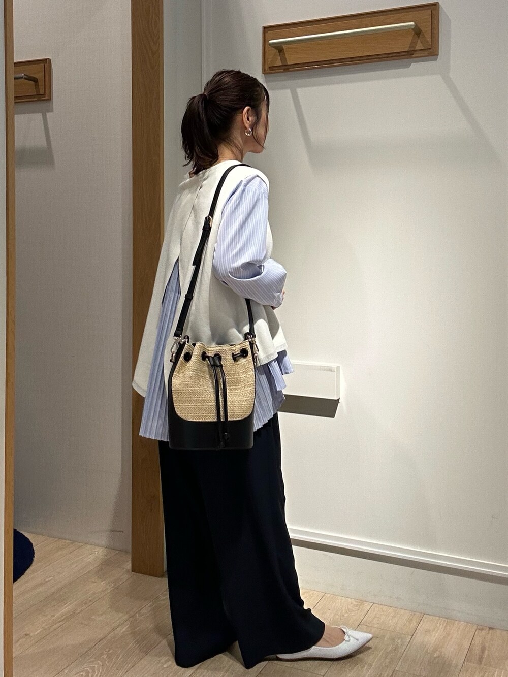 「春コーデ、春、オトナ女子、おでかけコーデ、パンツコーデ、オトナカジュアル、ラクチンコーデ、大人可愛い、はるコーデ、お出かけコーデ、春カラー、大人コーデ、休日スタイル、レイヤードスタイル、ショルダーバッグ」｜「MICO COULIERのミラノリブベスト+ブラウスセット（ニット/セーター、ホワイト系）」を使った、daimonさん（骨格ナチュラル・レディース・154cm）の春コーディネートの4枚目の写真
