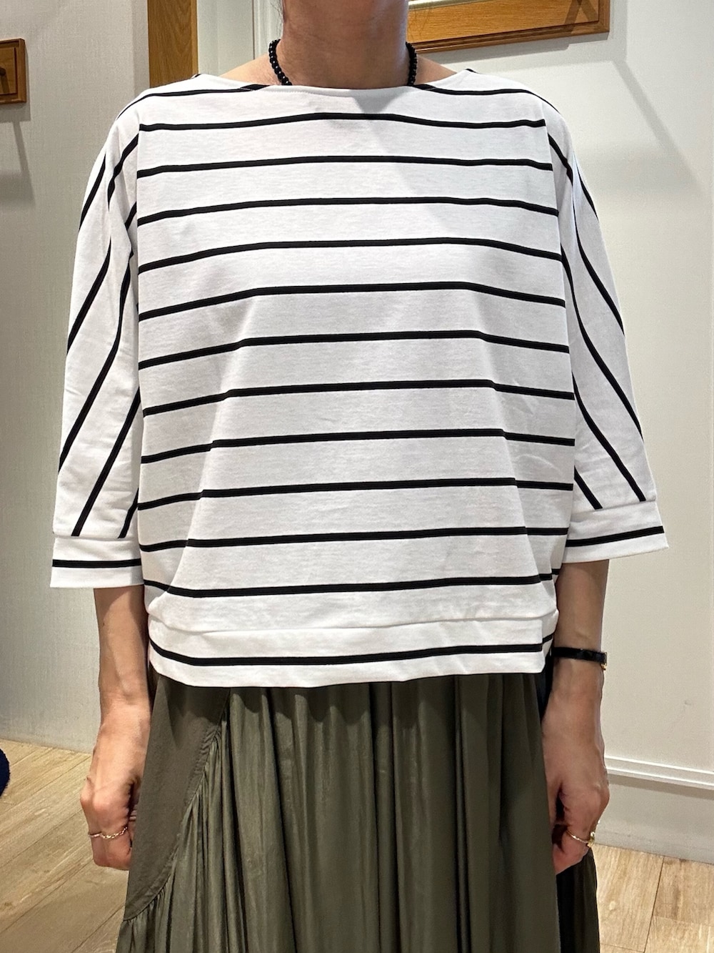 ホワイト系のTシャツ/カットソー、グリーン系のスカートを着用したレディースの夏コーディネートの6枚目の写真