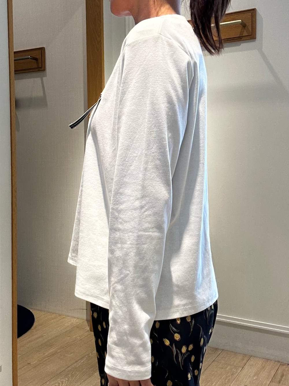 ブルー系のその他パンツ、ブルー系のシャツ/ブラウスを着用したレディースの冬コーディネートの7枚目の写真