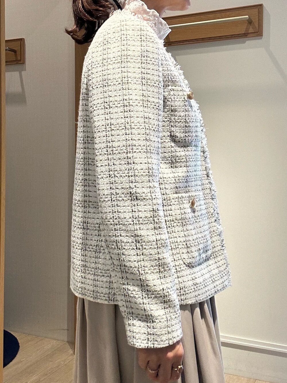 ホワイト系のノーカラージャケット、ベージュ系のスカート、ホワイト系のTシャツ/カットソーを着用したレディースの冬コーディネートの5枚目の写真