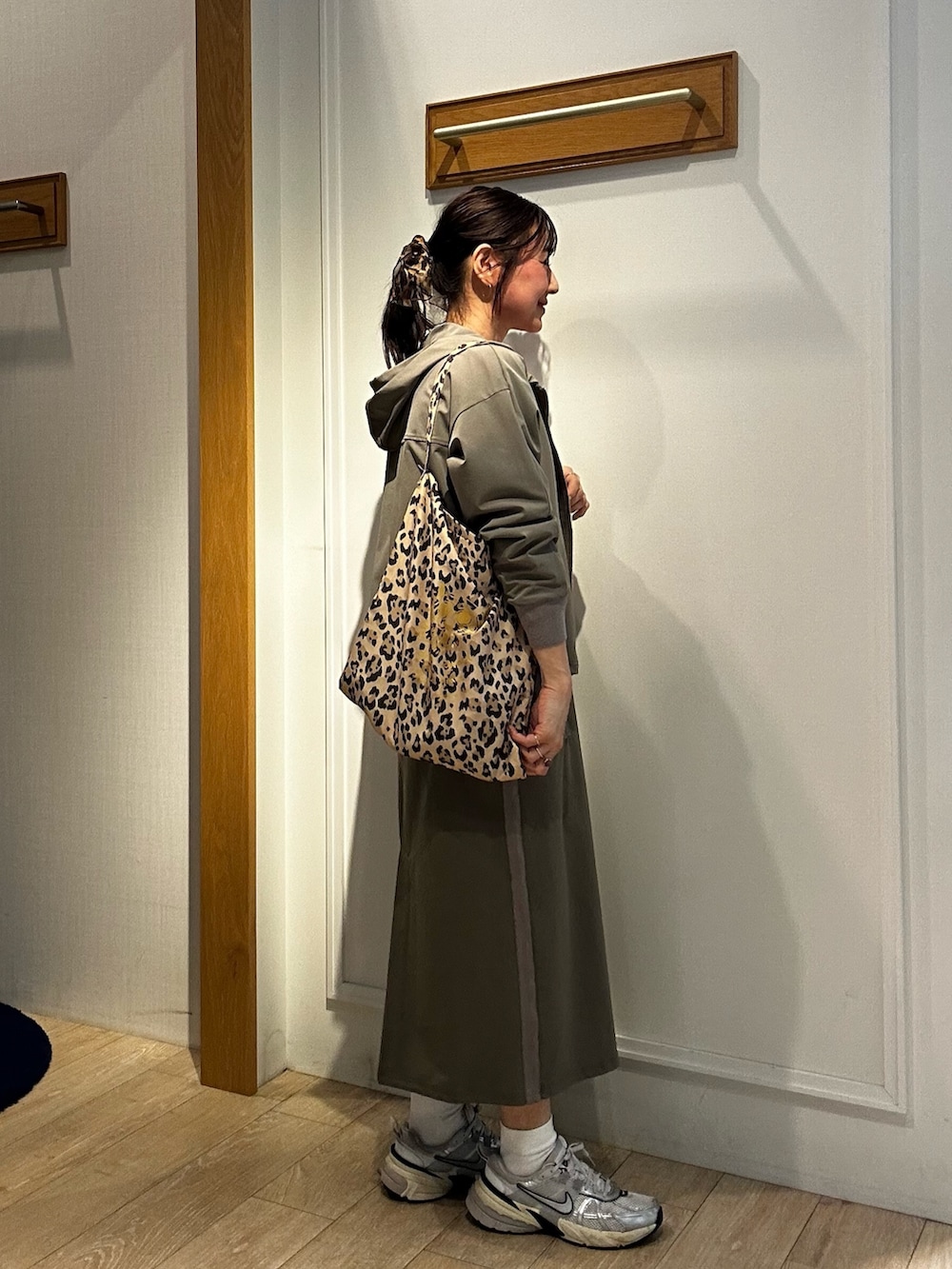 ホワイト系のニット/セーター、ホワイト系のTシャツ/カットソー、グリーン系のスカートを着用したレディースの春コーディネートの9枚目の写真