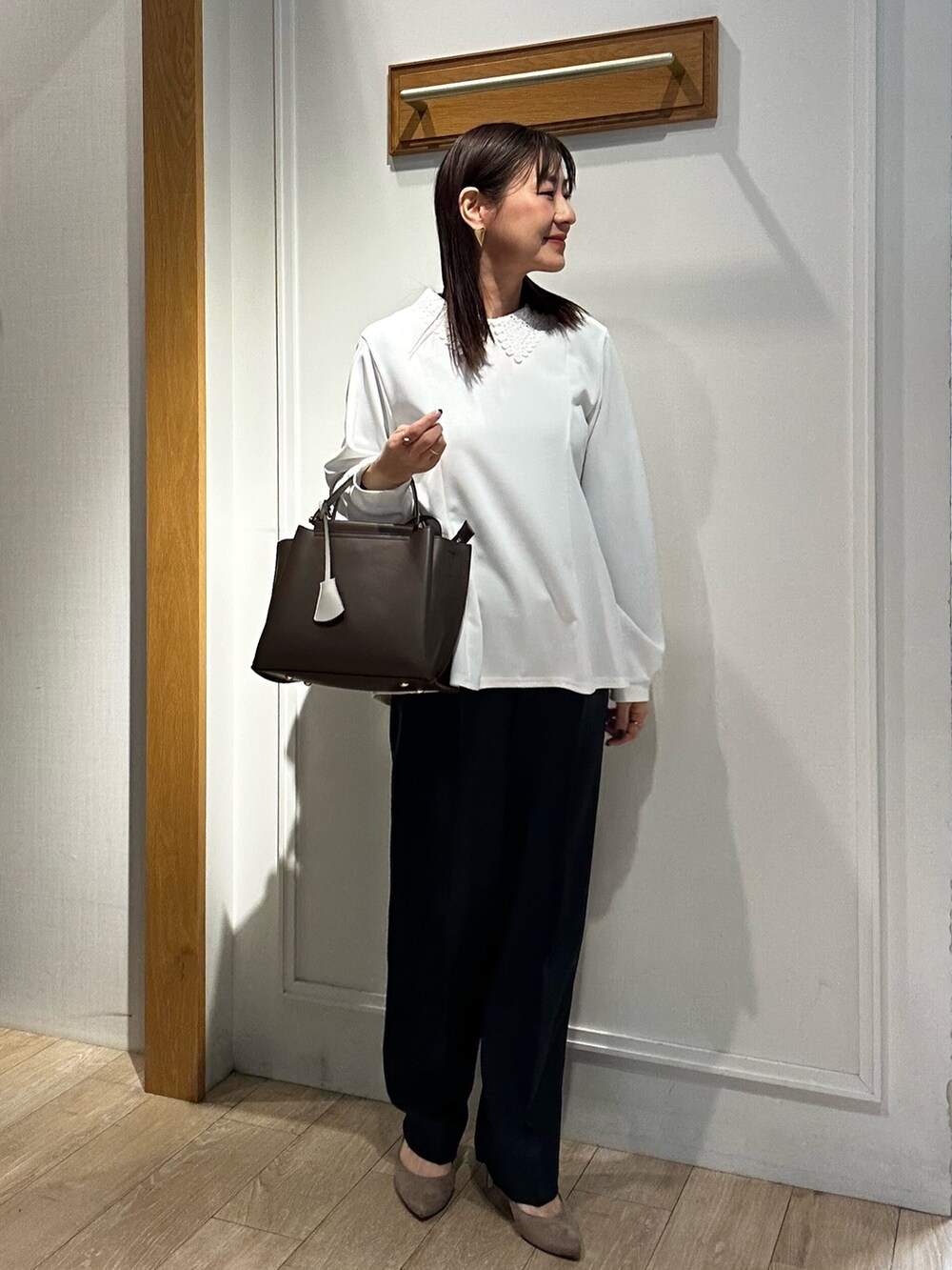 ホワイト系のシャツ/ブラウス、ブルー系のその他パンツを着用したレディースの冬コーディネートの4枚目の写真