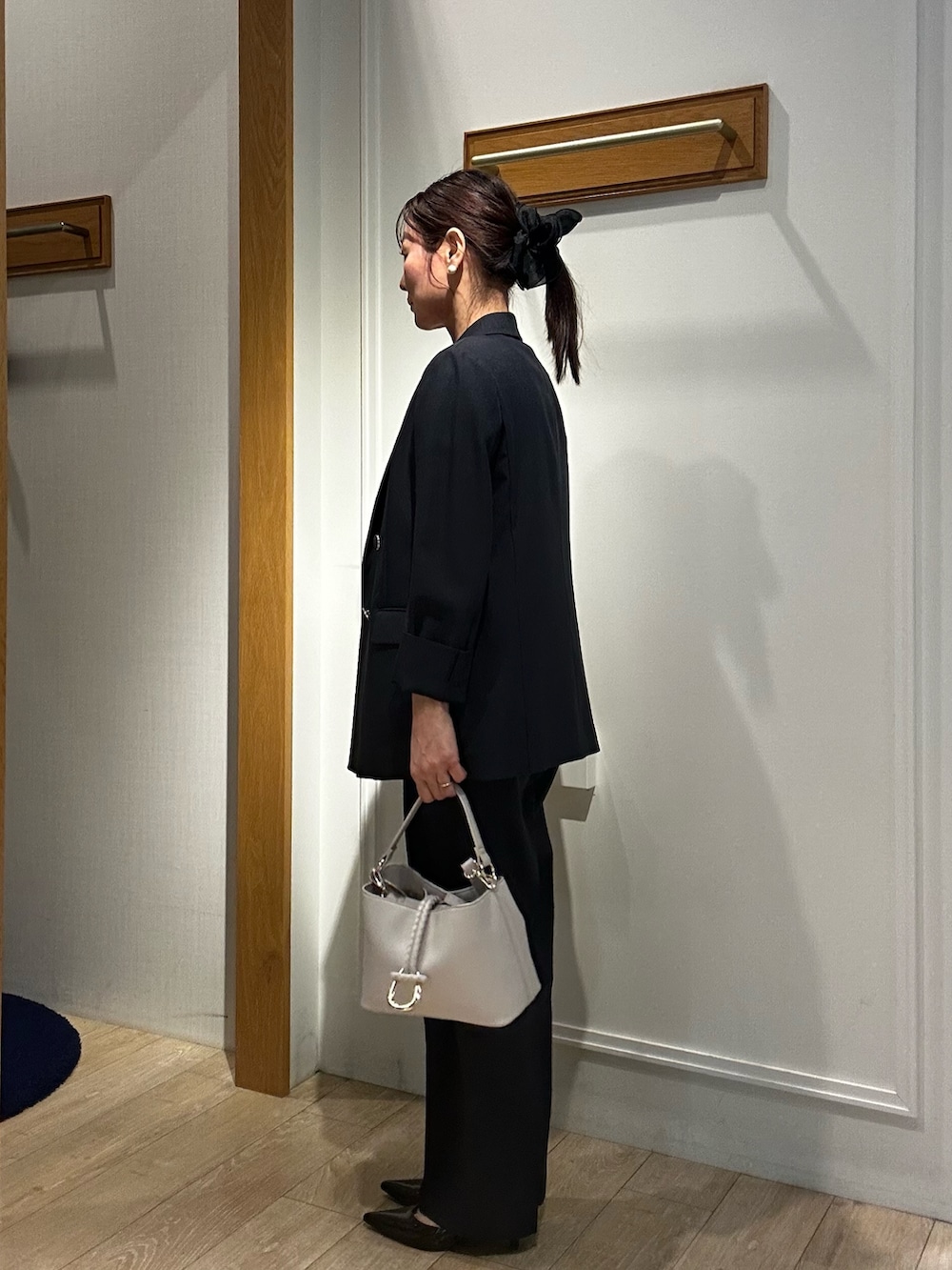 ブルー系のテーラードジャケット、ホワイト系のシャツ/ブラウス、ブルー系のその他パンツを着用したレディースの冬コーディネートの2枚目の写真