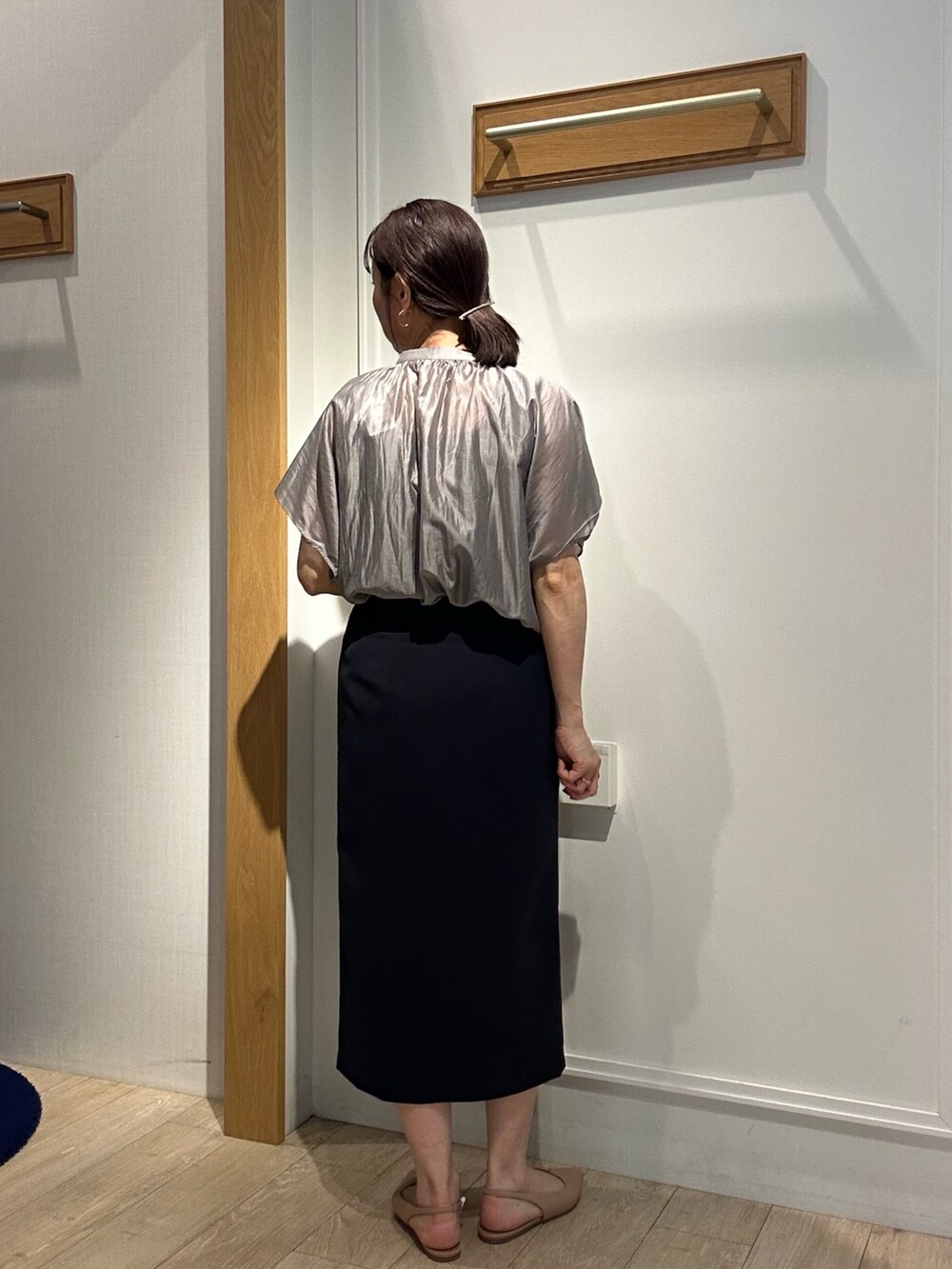 ベージュ系のシャツ/ブラウス、ブルー系のスカート、ベージュ系のシューズを着用したレディースの春コーディネートの3枚目の写真