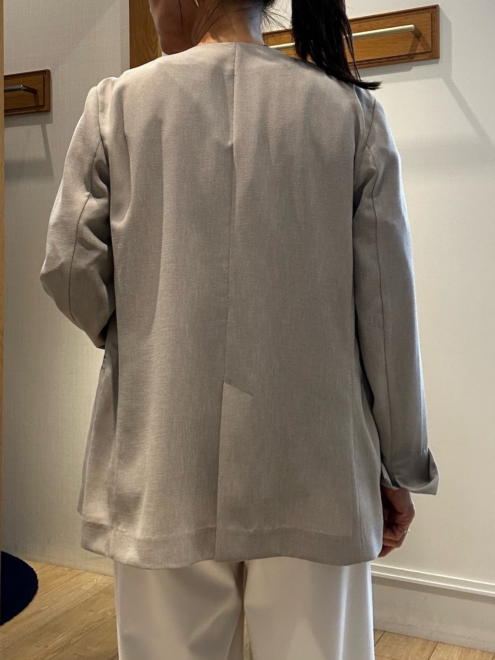 ブルー系のシャツ/ブラウス、ベージュ系のノーカラージャケット、ホワイト系のTシャツ/カットソーを着用したレディースの春コーディネートの7枚目の写真